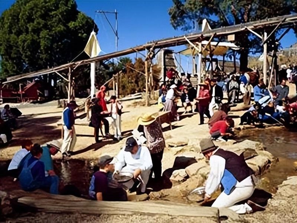 Lão Lý không tiết lộ cho ai biết về " kho vàng" mà mình vừa phát hiện, nhưng tin tức nhanh chóng lan truyền trong làng. Dân làng đổ xô lên núi đào vàng và canh giữ điểm khai thác.