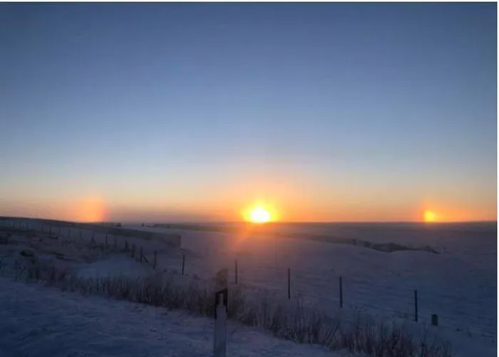 Parhelion xuất hiện khi Mặt Trời tạo ra hai tia sáng nhỏ ở cả hai phía khi gặp một loại mây gọi là mây ti.