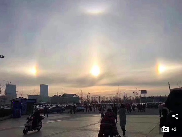 Hiện tượng Parhelion có tên gọi khác là Mặt Trời giả hay Mặt Trời ma. xuất hiện khi ánh sáng Mặt Trời trên cao đi qua các tinh thể băng trong không khí.