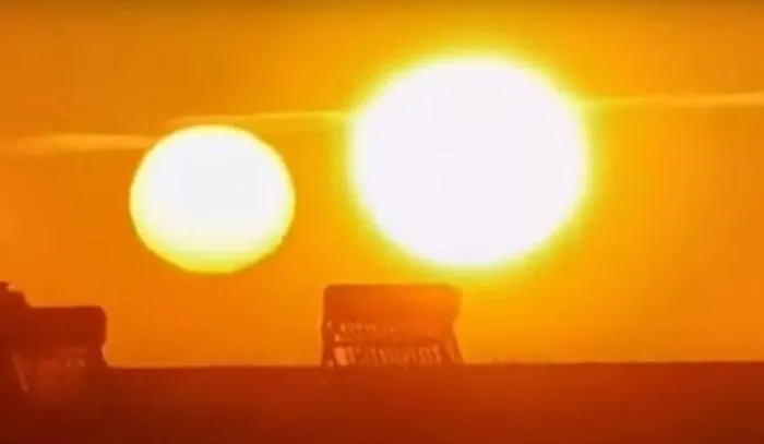 Hiện tượng nhiều Mặt Trời xuất hiện cùng lúc được giải thích là Parhelion, một hiện tượng khí quyển kỳ lạ.