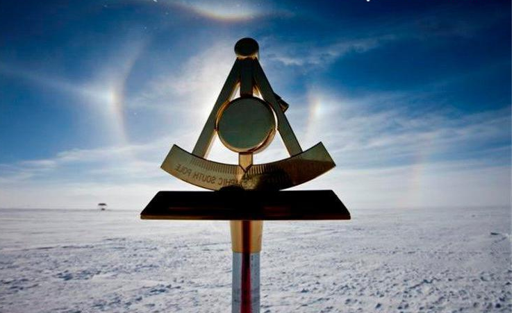 Hiện tượng Parhelion không xảy ra thường xuyên và chỉ xảy ra trong một số điều kiện môi trường đặc biệt, ví dụ như khi có đám mây ti và góc giữa Mặt Trời, tinh thể băng và người quan sát phải phù hợp.