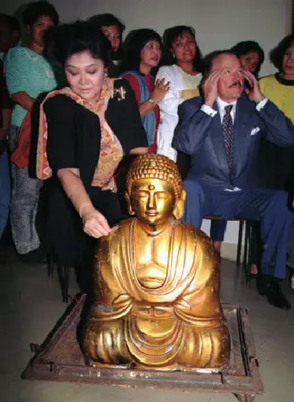 Cuối cùng, vào năm 1996, tòa án Honolulu ra phán quyết buộc vợ cựu tổng thống Marcos phải bồi thường cho gia đình Rogelio Roxas số tiền 22 tỷ USD vì cướp đoạt kho báu của ông.