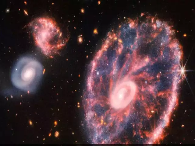 Bên cạnh đó, một phát hiện thú vị khác là việc tìm thấy cặp hành tinh khổng lồ gắn kết với nhau trên cùng một quỹ đạo quanh ngôi sao PDS 70.