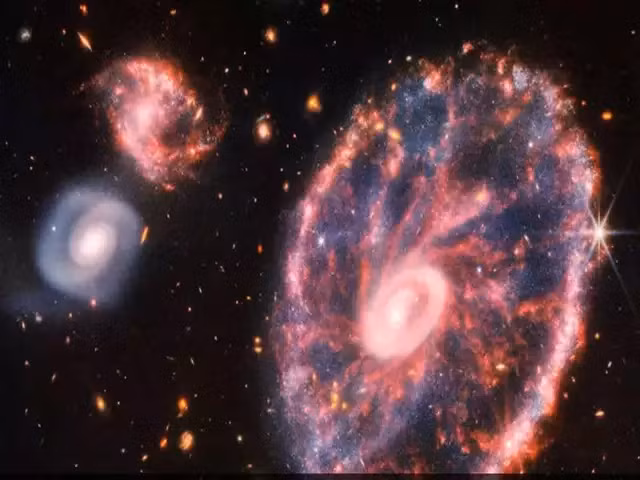 Bên cạnh đó, một phát hiện thú vị khác là việc tìm thấy cặp hành tinh khổng lồ gắn kết với nhau trên cùng một quỹ đạo quanh ngôi sao PDS 70.