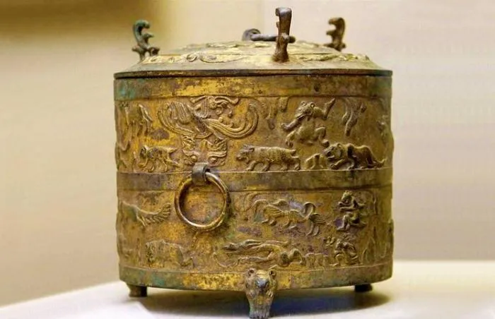 Khi tin tức về việc cậu bé nhặt được ba cái nồi đồng lan truyền trong làng, mọi người tưởng rằng có kho báu trong vùng và bắt đầu tìm kiếm.