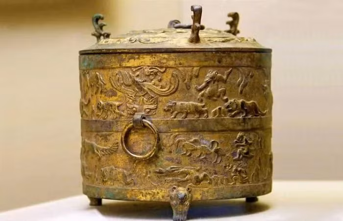 Khi tin tức về việc cậu bé nhặt được ba cái nồi đồng lan truyền trong làng, mọi người tưởng rằng có kho báu trong vùng và bắt đầu tìm kiếm.