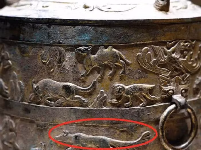 Trong quá trình nghiên cứu, các chuyên gia đã phát hiện một họa tiết trên một chiếc bình rượu bằng đồng trong số những đồ vật khác.