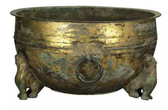 Một ngày, khi cậu đang đi mót lúa, cậu tình cờ nhặt được ba cái nồi bằng đồng kỳ lạ nằm trong một cái mương gần cánh đồng. Cậu quyết định mang chúng về nhà để bán.