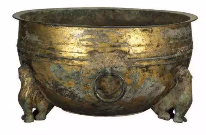 Một ngày, khi cậu đang đi mót lúa, cậu tình cờ nhặt được ba cái nồi bằng đồng kỳ lạ nằm trong một cái mương gần cánh đồng. Cậu quyết định mang chúng về nhà để bán.