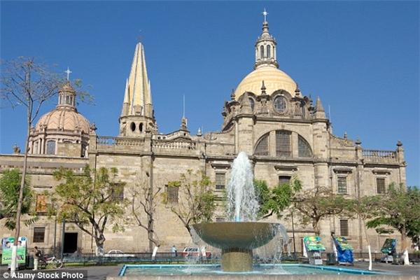 Trong một góc nhỏ của thế giới, tại nhà thờ Guadalajara ở Mexico, có một câu chuyện kỳ bí về một xác ướp đã thu hút sự chú ý của nhiều người từ khắp nơi trên thế giới. Đó là câu chuyện về Santa Inocencia, một vị thánh nữ trẻ tuổi và sự mở mắt bất ngờ của cô sau 300 năm.