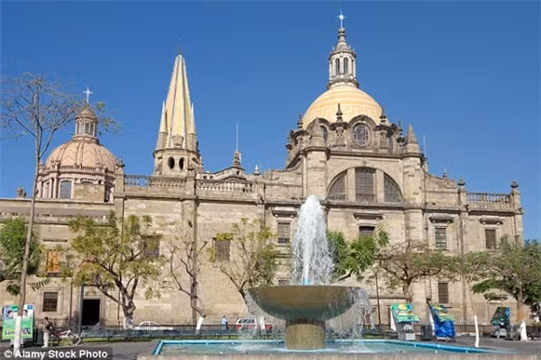 Trong một góc nhỏ của thế giới, tại nhà thờ Guadalajara ở Mexico, có một câu chuyện kỳ bí về một xác ướp đã thu hút sự chú ý của nhiều người từ khắp nơi trên thế giới. Đó là câu chuyện về Santa Inocencia, một vị thánh nữ trẻ tuổi và sự mở mắt bất ngờ của cô sau 300 năm.