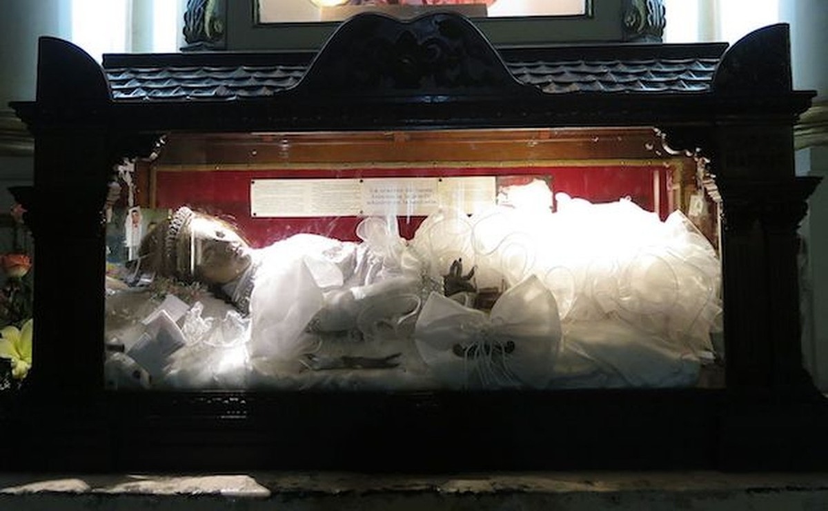 Sau cái chết đau lòng, xác của Santa Inocencia được mang đến nhà thờ Guadalajara, nơi cô đã tìm thấy niềm tin và tình yêu thương.
