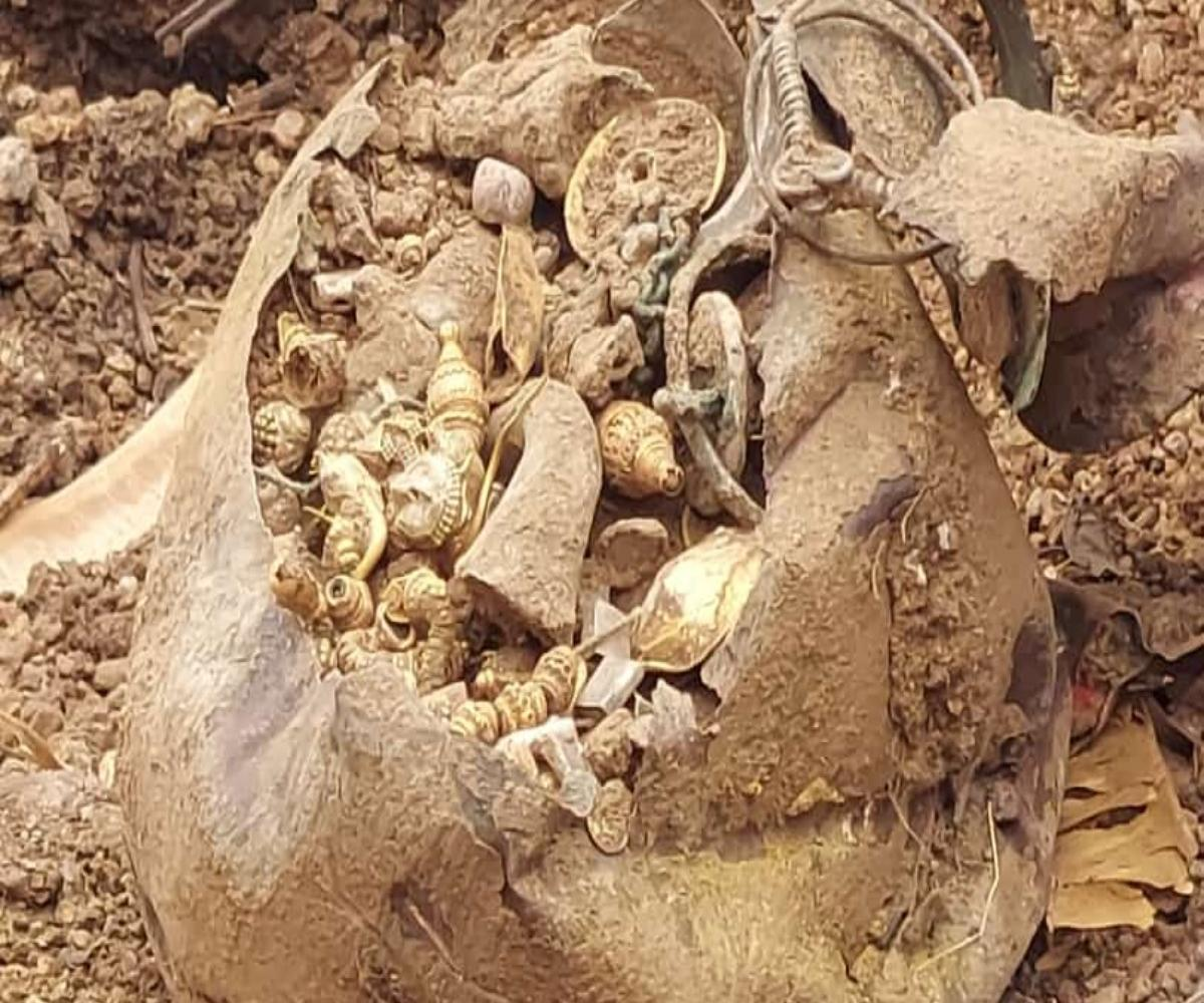 Những món đồ này được cho là có từ thời vương triều Kakatiya, tức thế kỷ 12-14. Trước đây, một số băng nhóm đã tiến hành khai quật bất hợp pháp để tìm kho báu ở làng Pembarthi.