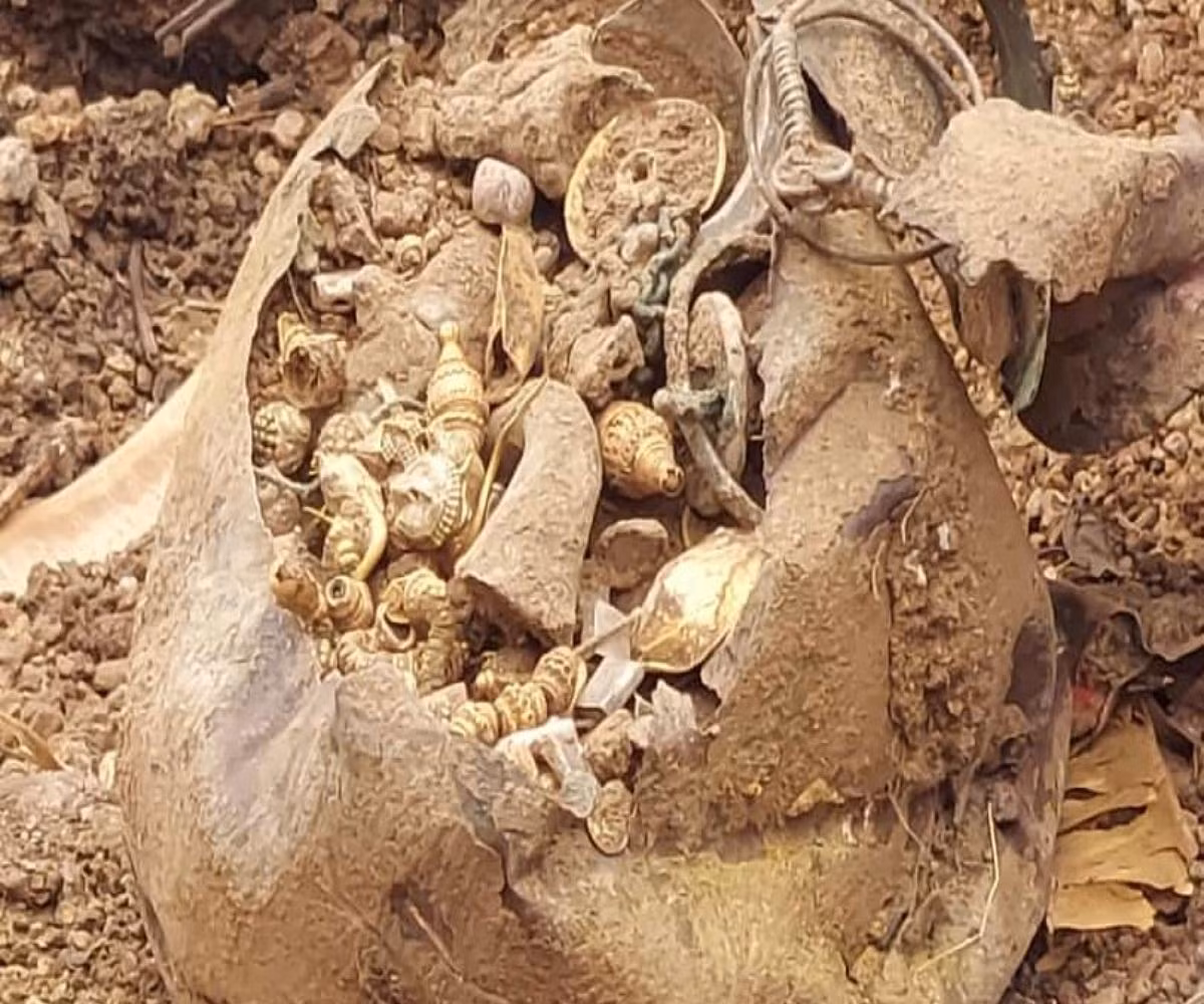 Những món đồ này được cho là có từ thời vương triều Kakatiya, tức thế kỷ 12-14. Trước đây, một số băng nhóm đã tiến hành khai quật bất hợp pháp để tìm kho báu ở làng Pembarthi.