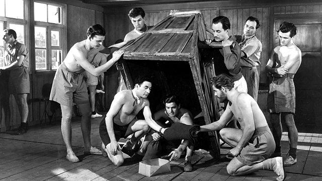 Williams và Codner đã nảy ra ý tưởng sử dụng một mô hình ngựa gỗ để ngụy trang cửa hầm và tiến hành việc đào hầm từ phần sân ngăn giữa các phòng giam.