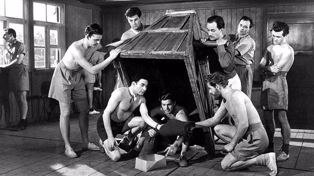 Williams và Codner đã nảy ra ý tưởng sử dụng một mô hình ngựa gỗ để ngụy trang cửa hầm và tiến hành việc đào hầm từ phần sân ngăn giữa các phòng giam.