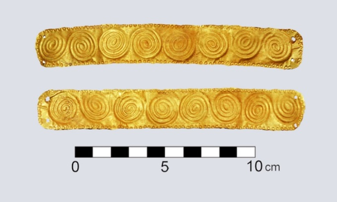 Các cổ vật được khai quật từ các ngôi mộ thời Đồ đồng ở Cyprus bao gồm nhiều đồ du nhập từ các nền văn minh lớn khác trong vùng như Minoan trên đảo Crete, Mycenaean ở Hy Lạp và Ai Cập cổ đại.