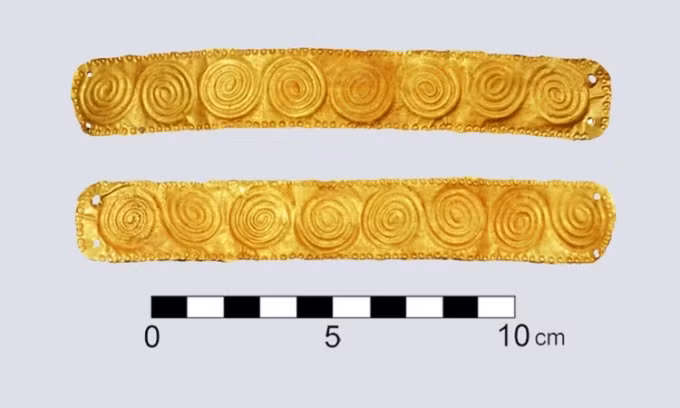 Các cổ vật được khai quật từ các ngôi mộ thời Đồ đồng ở Cyprus bao gồm nhiều đồ du nhập từ các nền văn minh lớn khác trong vùng như Minoan trên đảo Crete, Mycenaean ở Hy Lạp và Ai Cập cổ đại.