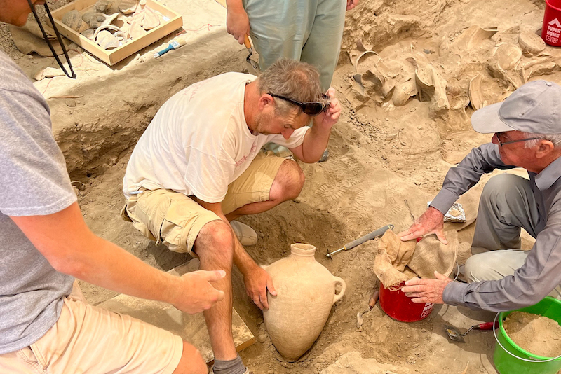 Chúng chứa hơn 500 cổ vật, bao gồm đồ gốm, đồ trang trí làm bằng hổ phách, đá quý, gươm, giáo, vương miện bằng vàng với hình bò, linh dương, sư tử và hoa.