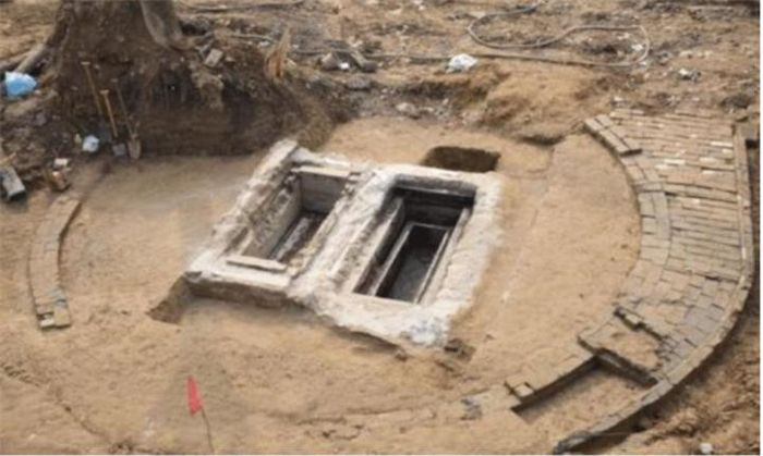 Năm 1954, một ngôi mộ cổ đặc biệt từ thời nhà Minh đã được khám phá trên núi Ngũ Phong, tỉnh Giang Tô, Trung Quốc. Ngôi mộ này chứa hài cốt của một người đàn ông và bốn người phụ nữ, điều gây bất ngờ cho các nhà khảo cổ học vì thông thường chỉ có hai người trong mộ phu thê.