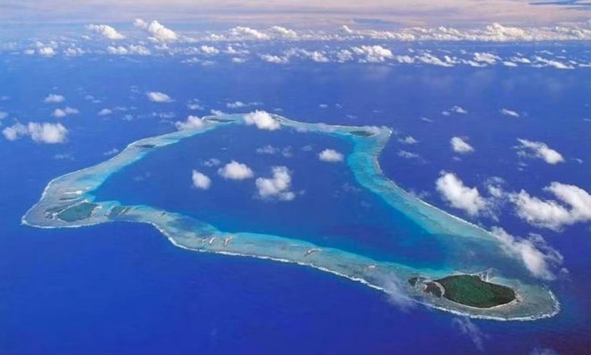 Đây là một trong những vùng đất biệt lập và nhỏ bé ở Thái Bình Dương với rất nhiều rạn san hô nhô cao nên máy bay không thể hạ cánh được. Phương tiện duy nhất được sử dụng để đến đây là tàu biển.