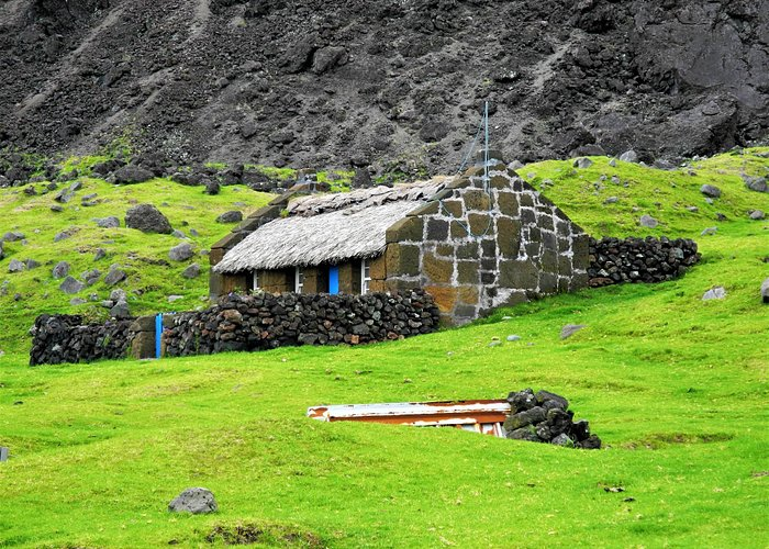 Năm 1961, toàn bộ dân cư đã rời đi do núi lửa phun trào, nhưng hầu hết họ đã quay trở lại và xây dựng lại nơi này vào năm 1963.