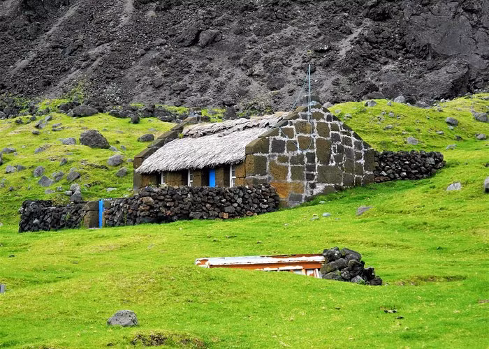 Năm 1961, toàn bộ dân cư đã rời đi do núi lửa phun trào, nhưng hầu hết họ đã quay trở lại và xây dựng lại nơi này vào năm 1963.