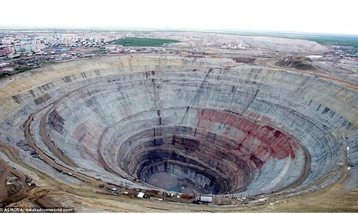 Các công nhân phải làm việc trong điều kiện thời tiết lạnh giá và gió rít ở nhiệt độ -25°C. Việc khai thác kim cương yêu cầu sự chăm chỉ và kiên nhẫn. Quá trình này bao gồm nghiền nhỏ và phân loại đá kimberlite để tinh chế kim cương.