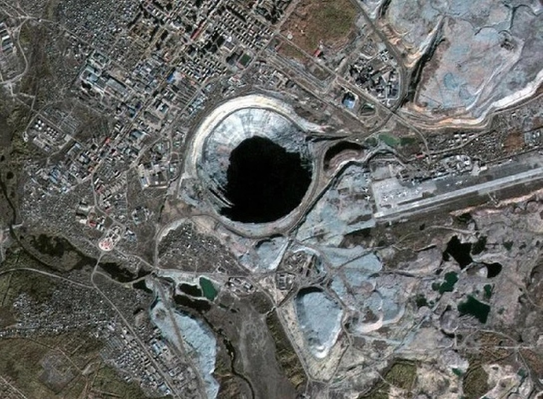 Tuy việc thăm dò và khai thác mỏ kim cương lớn nhất thế giới này khó khăn do nằm trong vùng băng giá vĩnh cửu và xa xa các tuyến đường, nhưng nỗ lực đã được đổ vào việc khai thác. Một lượng lớn công nhân đã được tuyển dụng để làm việc trong khu vực khắc nghiệt này, với mức lương cao lên đến 2.000 euro mỗi tháng.