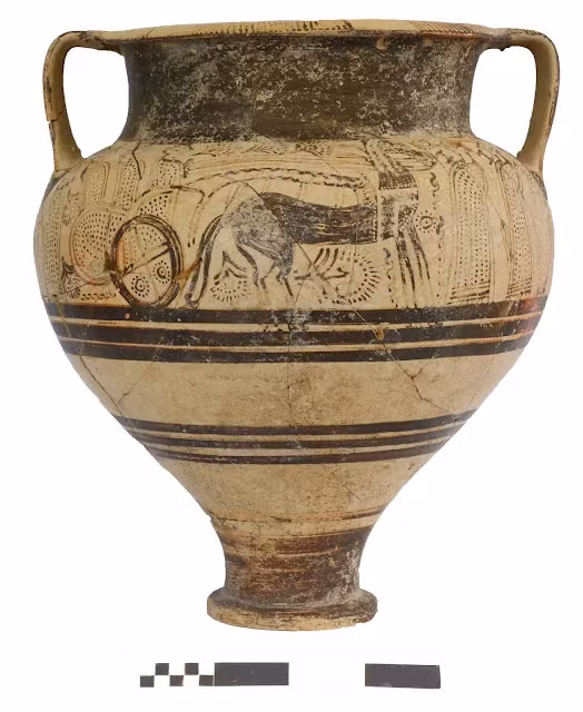 Một số hài cốt được bảo quản tốt cũng đã được tìm thấy trong hầm mộ. Đáng chú ý là bộ xương một phụ nữ được trang trí bằng hàng chục bình gốm, trang sức quý và gương đồng.