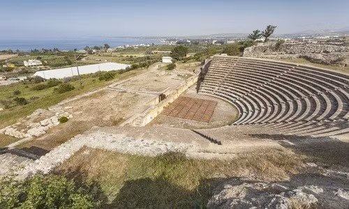 Ngoài ra, ở đảo Cyprus khác, các nhà khảo cổ học đã tìm thấy một quần thể mộ 2.400 tuổi với nhiều cổ vật quý, bao gồm trang sức, tượng nhỏ, vũ khí và bộ 16 chiếc chén để phục vụ tiệc đêm.