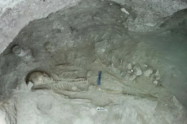 Vàng và ngà voi được nhập từ Ai Cập, đá quý từ Afghanistan, Ấn Độ và Sinai và hổ phách từ vùng Baltic.