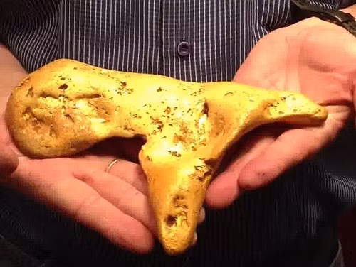 Người đàn ông may mắn này đã sử dụng một máy dò tìm kim loại nghiệp dư và tìm thấy được miếng vàng.