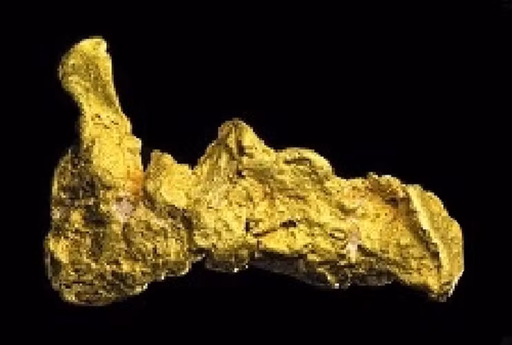 Theo đó, người đàn ông nhanh chóng lấy các dụng cụ và đào sâu xuống mặt đất rồi vỡ òa sung sướng vì tìm thấy một khối vàng.