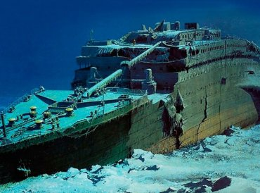 Cơn sốc mạnh mẽ từ va chạm đã làm rách lớp thép của tàu trên một khoảng dài, làm nước xâm nhập vào tàu. Trong vòng chưa đầy ba giờ, Titanic đã chìm dưới đại dương.