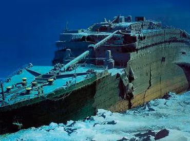 Cơn sốc mạnh mẽ từ va chạm đã làm rách lớp thép của tàu trên một khoảng dài, làm nước xâm nhập vào tàu. Trong vòng chưa đầy ba giờ, Titanic đã chìm dưới đại dương.