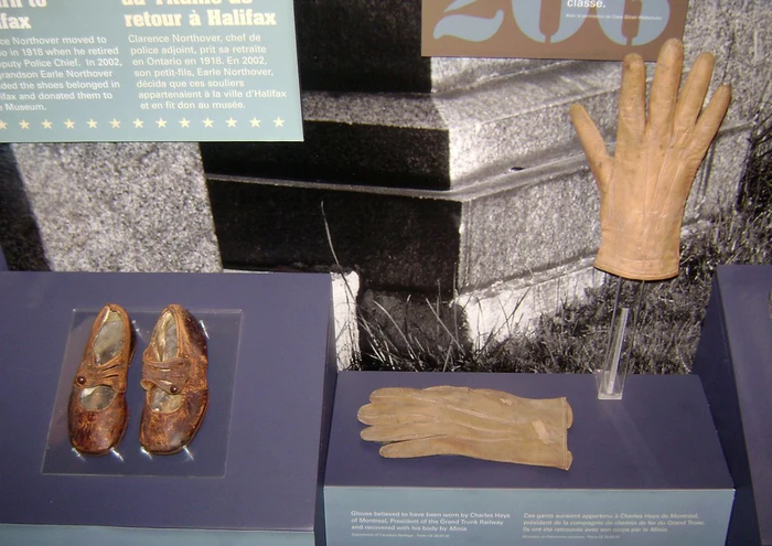 Sau thảm họa, công cuộc tìm kiếm thi thể và đồ vật trên Titanic đã bắt đầu. Tuy nhiên, trong suốt 111 năm qua, những nỗ lực này không thể tìm thấy bất kỳ hài cốt người nào.