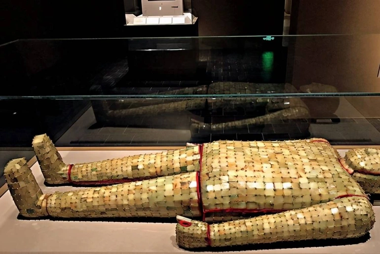 Trong những mộ cổ ở Trung Quốc, kẻ trộm thường không dám lấy những đồ làm bằng ngọc, dù có chạm vào vàng bạc và châu báu.