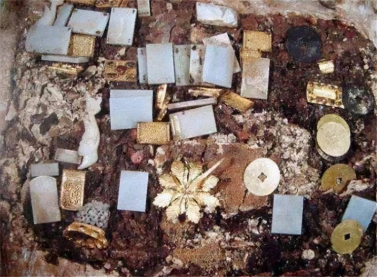 Truyền thống này bắt nguồn từ quan niệm cổ xưa rằng ngọc trong mộ người đã qua đời không được sạch sẽ.