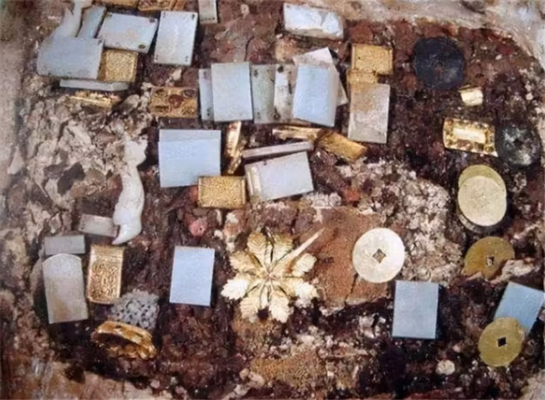 Truyền thống này bắt nguồn từ quan niệm cổ xưa rằng ngọc trong mộ người đã qua đời không được sạch sẽ.