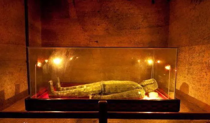 Đầu tiên là Kim Lũ Ngọc Y. Đây là bộ giáp được làm chủ yếu từ vàng và ngọc bích, với hơn 2.000 miếng ngọc bích được sắp xếp tinh xảo.