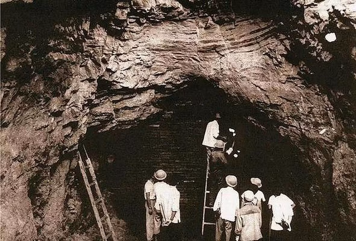 Trong lăng mộ này, các nhà khảo cổ học đã tìm thấy hơn 10.000 di vật văn hóa, trong đó có hàng nghìn đồ dùng làm bằng vàng, bạc, đồng và ngọc