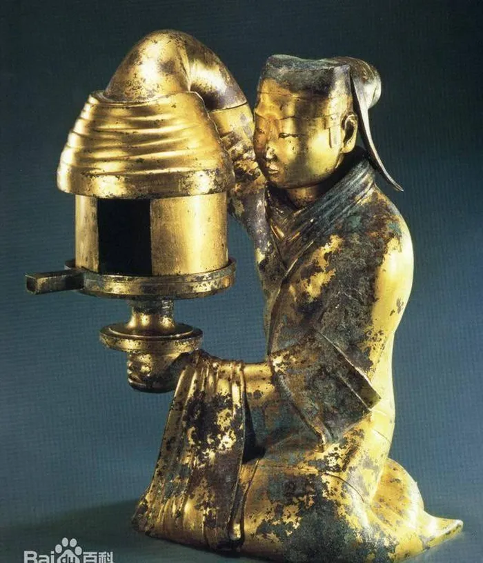 Thứ hai là Đèn Trường Tín. Đây là một chiếc chân đèn cách đây hơn 2.000 năm, được chế tác tinh xảo và độc đáo. Chiếc đèn này có khả năng hấp thụ khói dầu và nâng cao tính nghệ thuật. Trên chân đèn còn khắc 65 ký tự ghi lại công suất, trọng lượng và chủ sở hữu, trong đó chữ "Trường Tín" ám chỉ cung Trường Tín, một cung điện của nhà Hán.