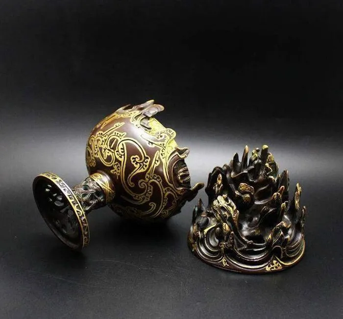 Cuối cùng là Lư hương bằng đồng dát vàng. Chiếc lư hương này được đúc theo hình ngọn núi và được dát vàng bên ngoài. Các chuyên gia ngạc nhiên bởi sự tinh xảo và độc đáo của bảo vật này và cho rằng nó rất khó để làm giả hay sao chép.