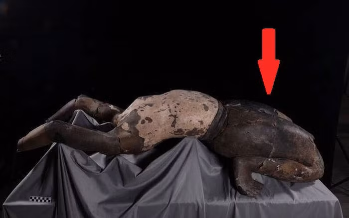 Bức tượng này có tư thế nằm ngửa, đầu gối uốn cong, hai bàn chân mở rộng và hai tay chống đất, tạo nên một tư thế vô cùng độc đáo và khác lạ so với các bức tượng khác.