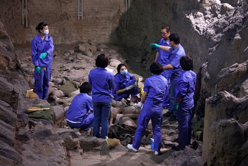 Với hàng nghìn bức tượng đất nung và các khám phá khác, lăng mộ này tiếp tục là một điểm đến hấp dẫn và kích thích sự tò mò của những người nghiên cứu.