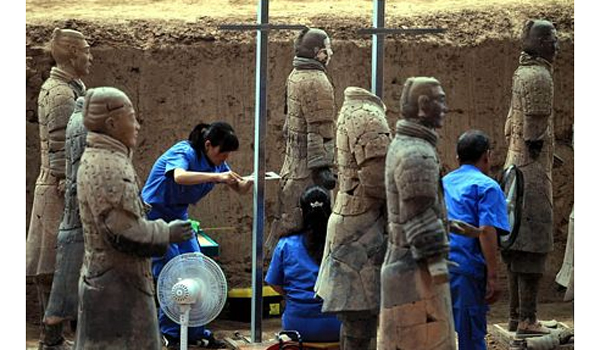 Điều này cũng được hỗ trợ bởi việc tìm thấy thêm các bức tượng diễn viên xiếc và nhạc công khác ở khu vực khai quật.