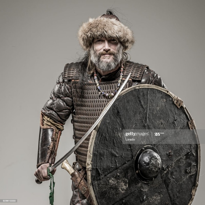 Thanh kiếm và các cổ vật khác trong mộ cổ xa hoa này được đánh giá có từ cuối thế kỷ thứ IX đến thế kỷ thứ X.