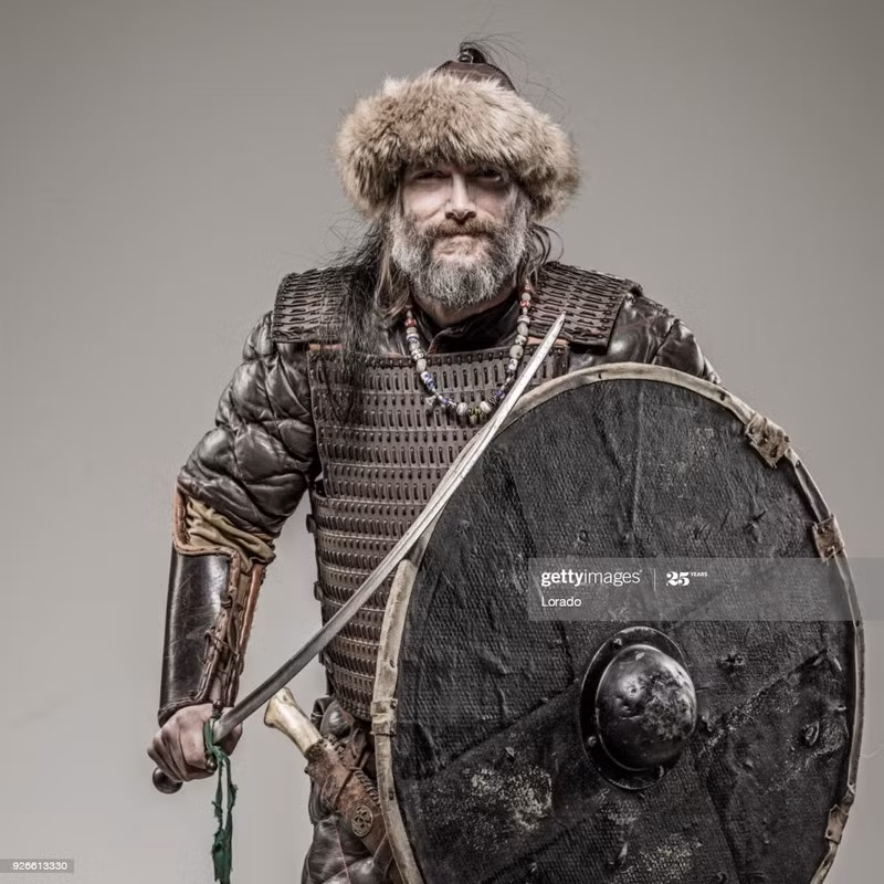 Thanh kiếm và các cổ vật khác trong mộ cổ xa hoa này được đánh giá có từ cuối thế kỷ thứ IX đến thế kỷ thứ X.