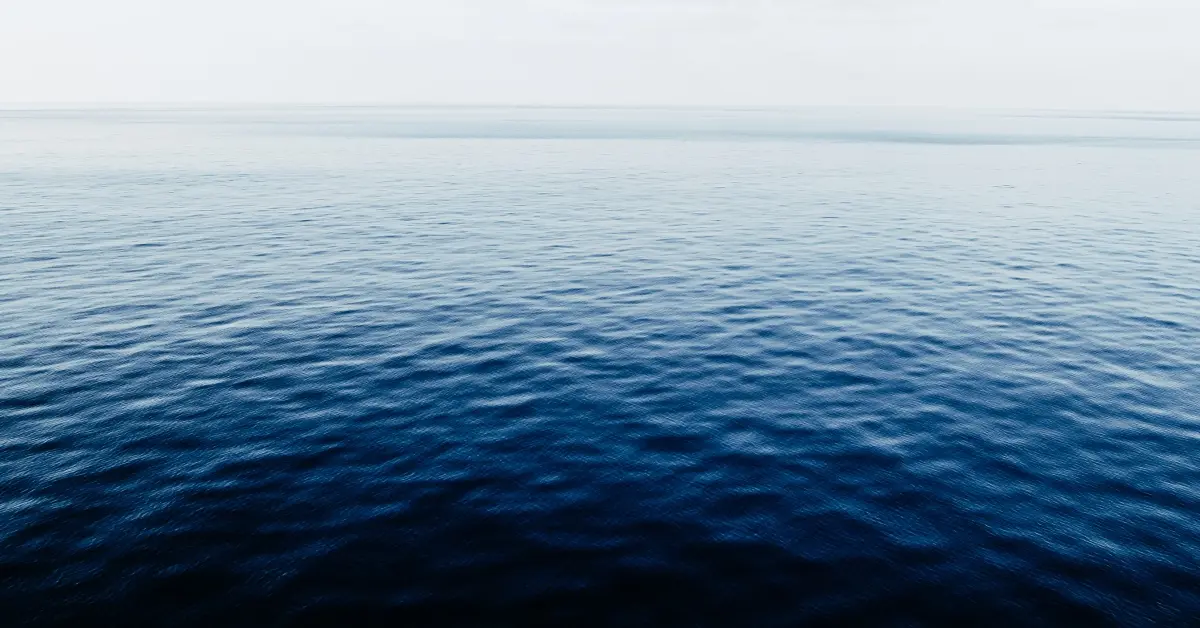 Vùng này giữ ít nước hơn các khu vực khác của đại dương, dẫn đến mực nước biển thấp hơn mức trung bình toàn cầu khoảng hơn 100m.